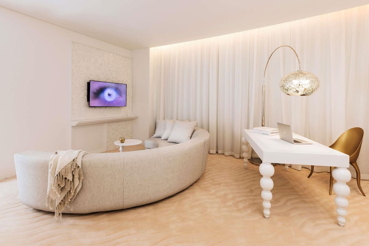 Deluxe Suite, 1 King Bed, Terrace