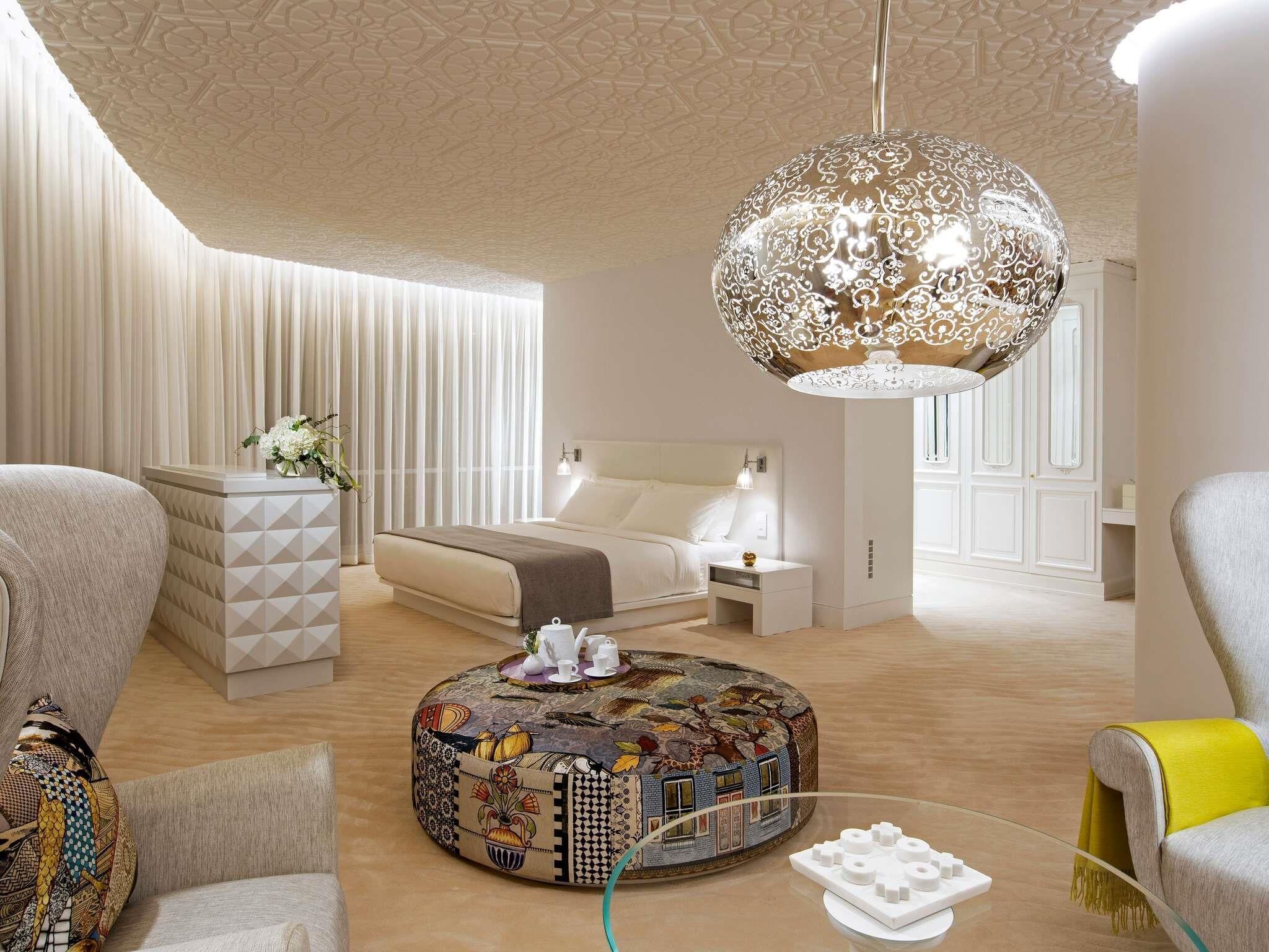 Premium bedding, down comforters, minibar, in-room safe