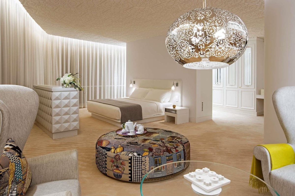 Habitación, varias camas | Ropa de cama de alta calidad, edredón y minibar