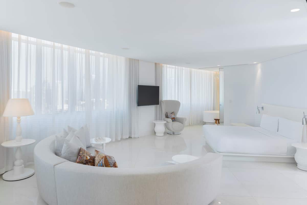 Premium bedding, down comforters, minibar, in-room safe