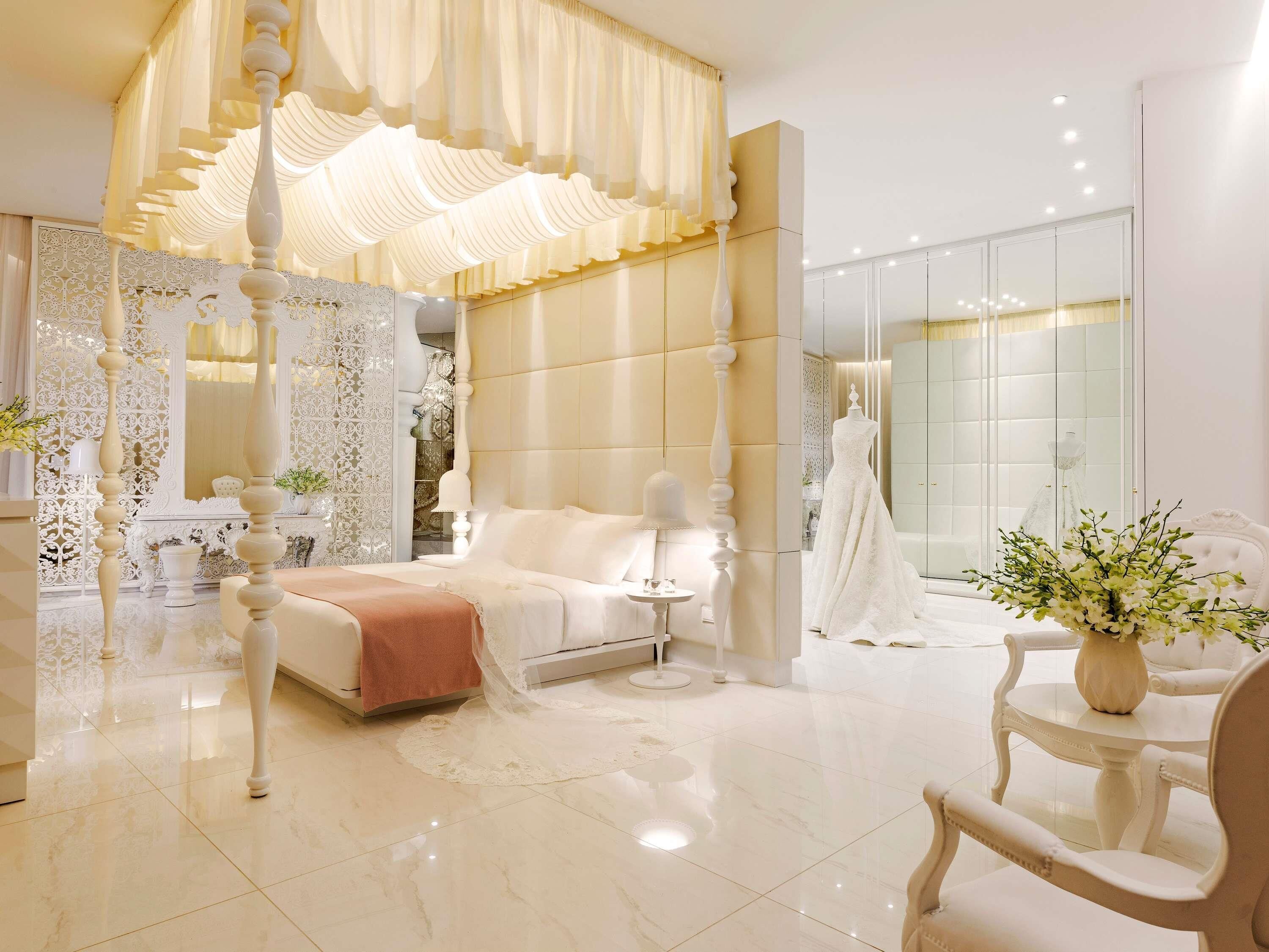 Premium bedding, down comforters, minibar, in-room safe