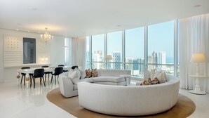 套房 (Skyline, 1 Bedroom, 1 King) | 起居区 | 40-英寸LED 电视（配备有线频道）、电视、玩具
