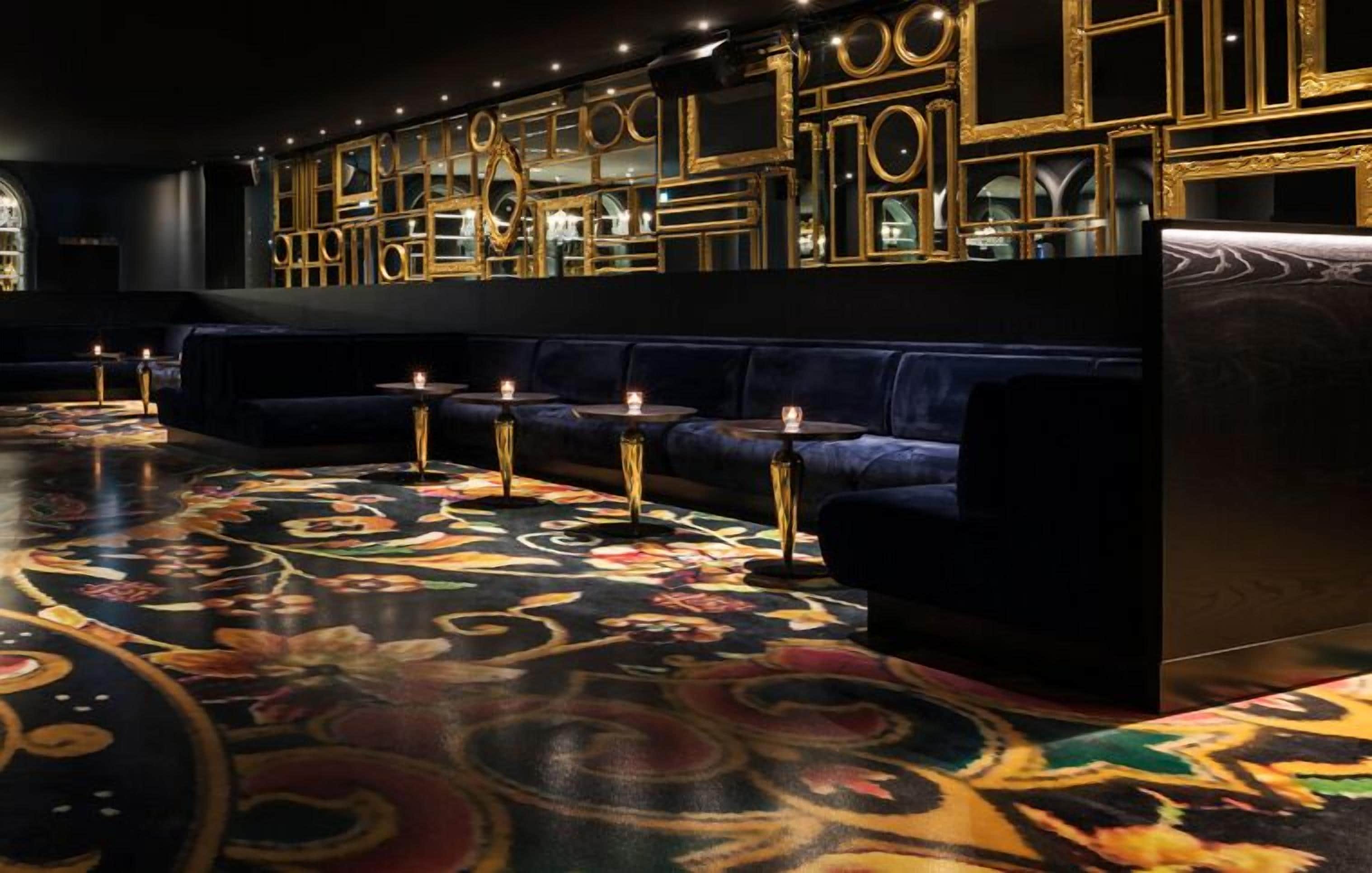 Un salon luxueux avec des fauteuils confortables et un tapis à motifs.