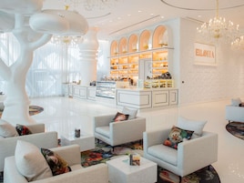 4 restaurantes; se sirven desayunos, almuerzos y cocina internacional