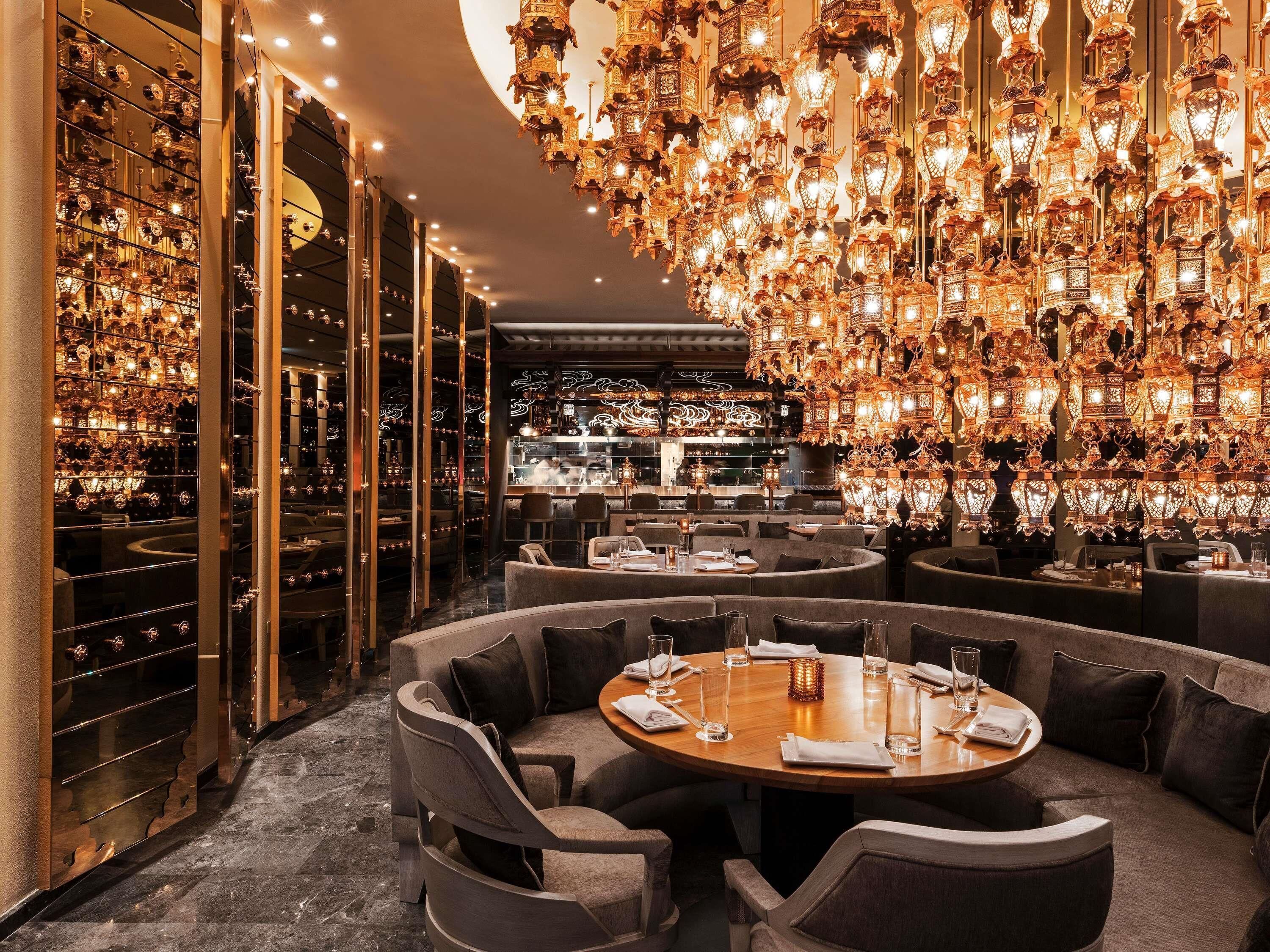 4 restaurantes; se sirve desayuno, almuerzo y cena; cocina internacional