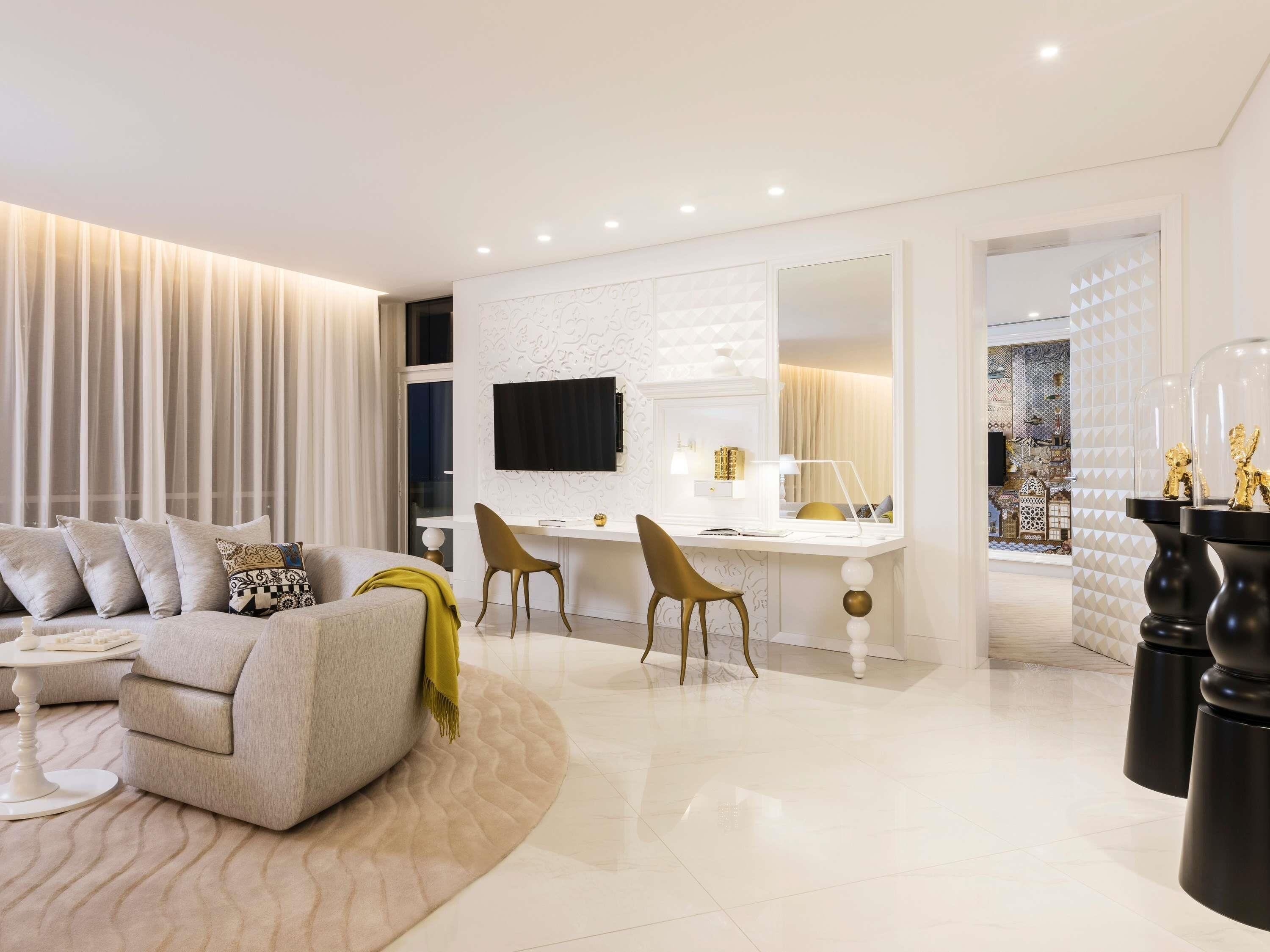 Premium bedding, down comforters, minibar, in-room safe