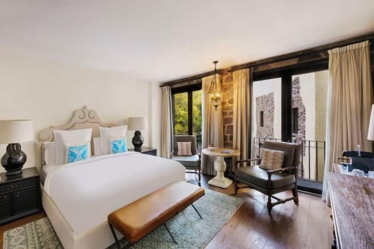 Premium bedding, pillowtop beds, minibar, in-room safe
