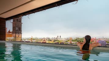 Outdoor pool, pool umbrellas, sun loungers