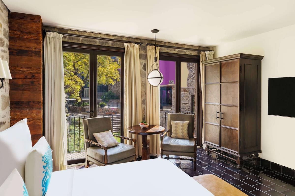 urban junior suite king | 1 bedroom, premium bedding, pillow-top beds, minibar