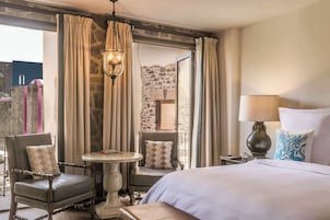 Urban Bliss | Premium bedding, pillowtop beds, minibar, in-room safe