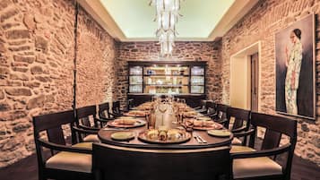 3 restaurants, breakfast, dinner served; Thai cuisine