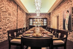 3 restaurants servant le petit déjeuner et le dîner, plats Cuisine thaï