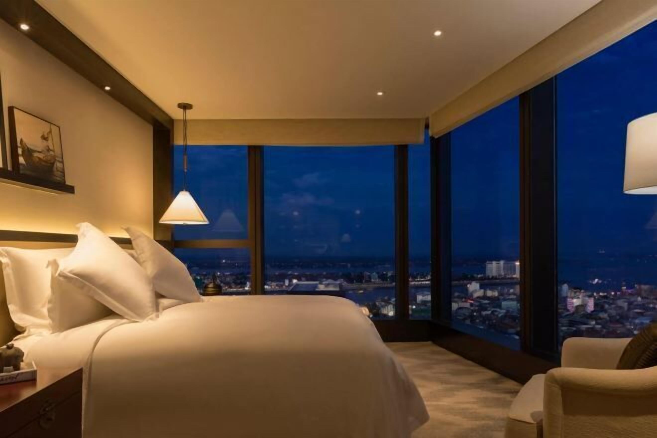 Premium bedding, Select Comfort beds, minibar, in-room safe