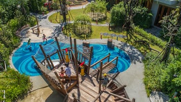 Lasten leikkialue ulkona