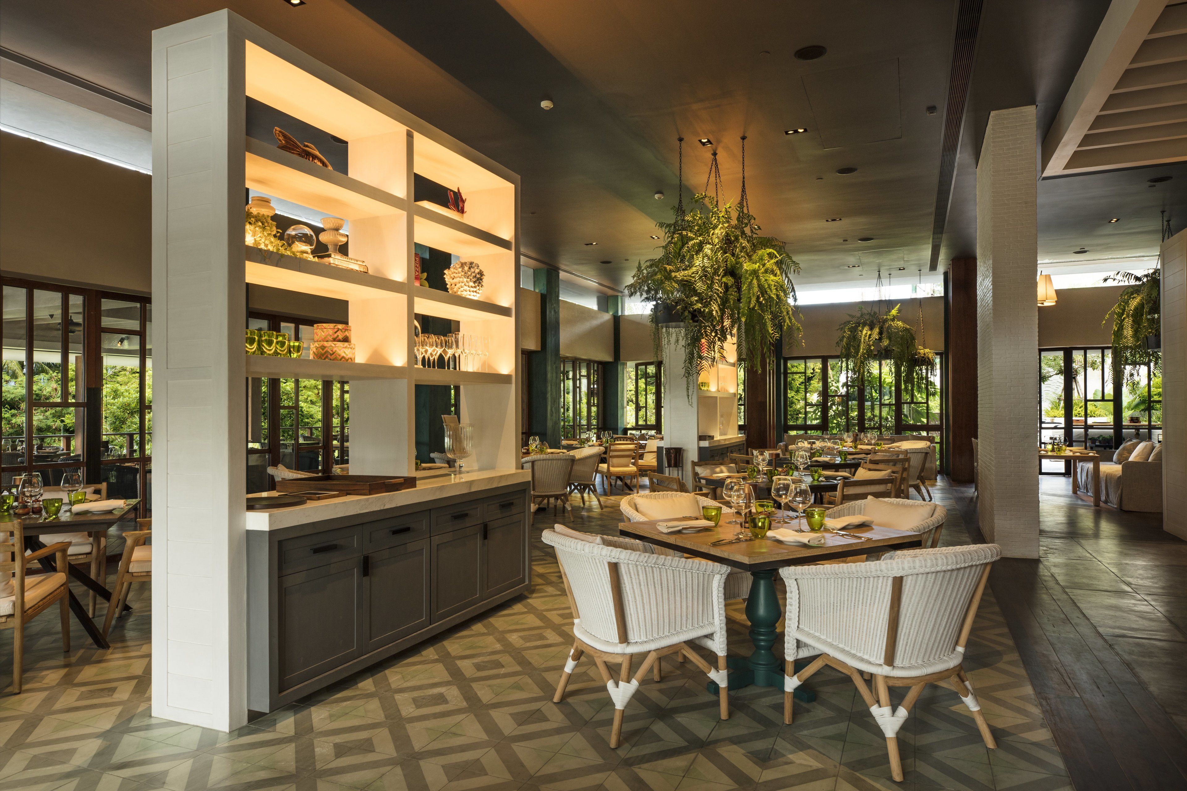 3 restaurants, breakfast, lunch, dinner served; thai cuisine