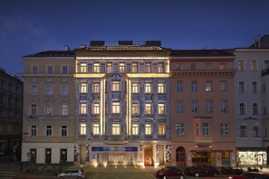 住宿正面 (夜晚)