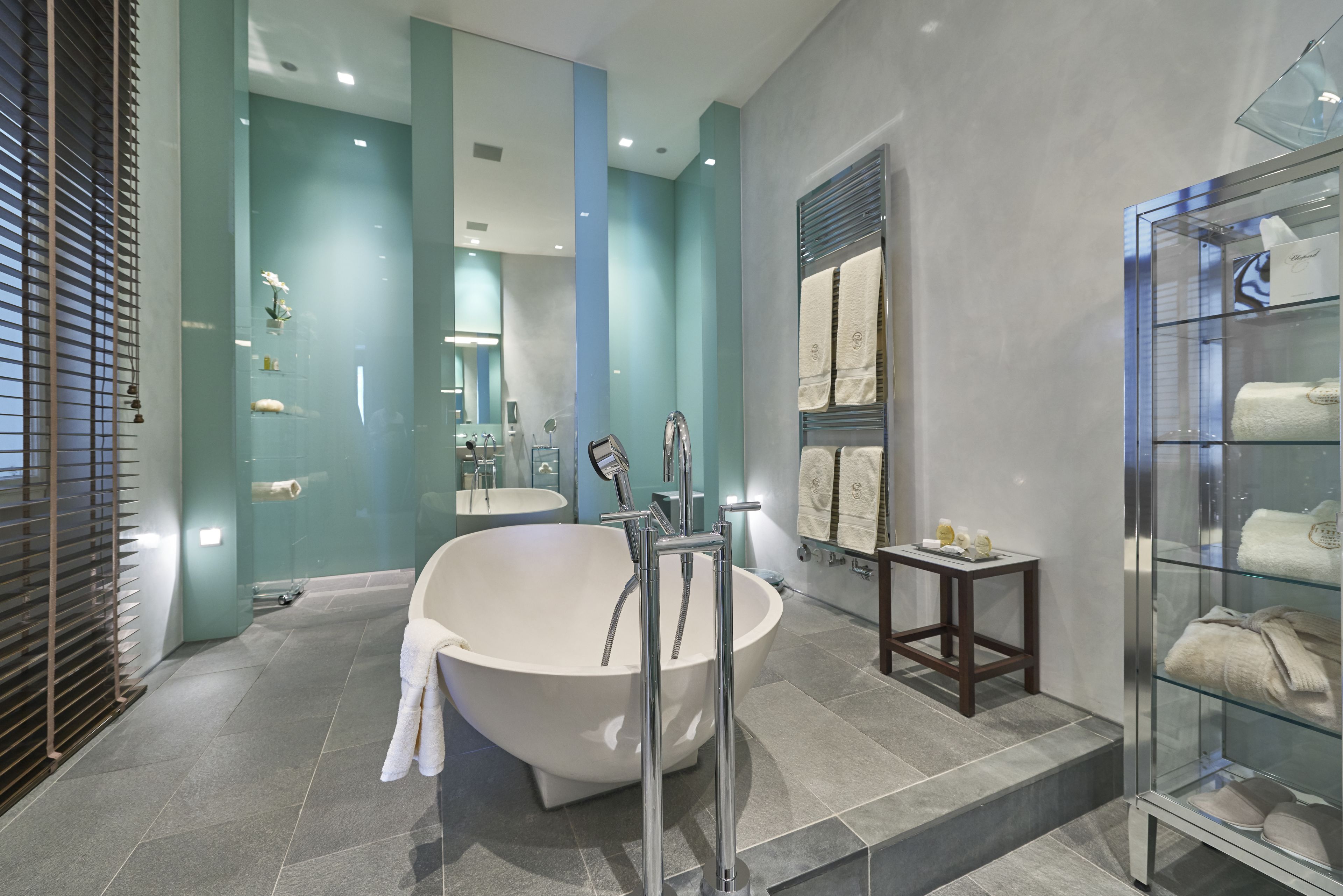 suite (home of music) | bathroom | free toiletries, hair dryer, bathrobes, towels