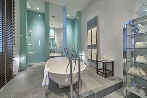 Suite (Home of Music) | Bathroom | Free toiletries, hair dryer, bathrobes, towels - House of Time - Fancy Suite Vienna (Vienna)