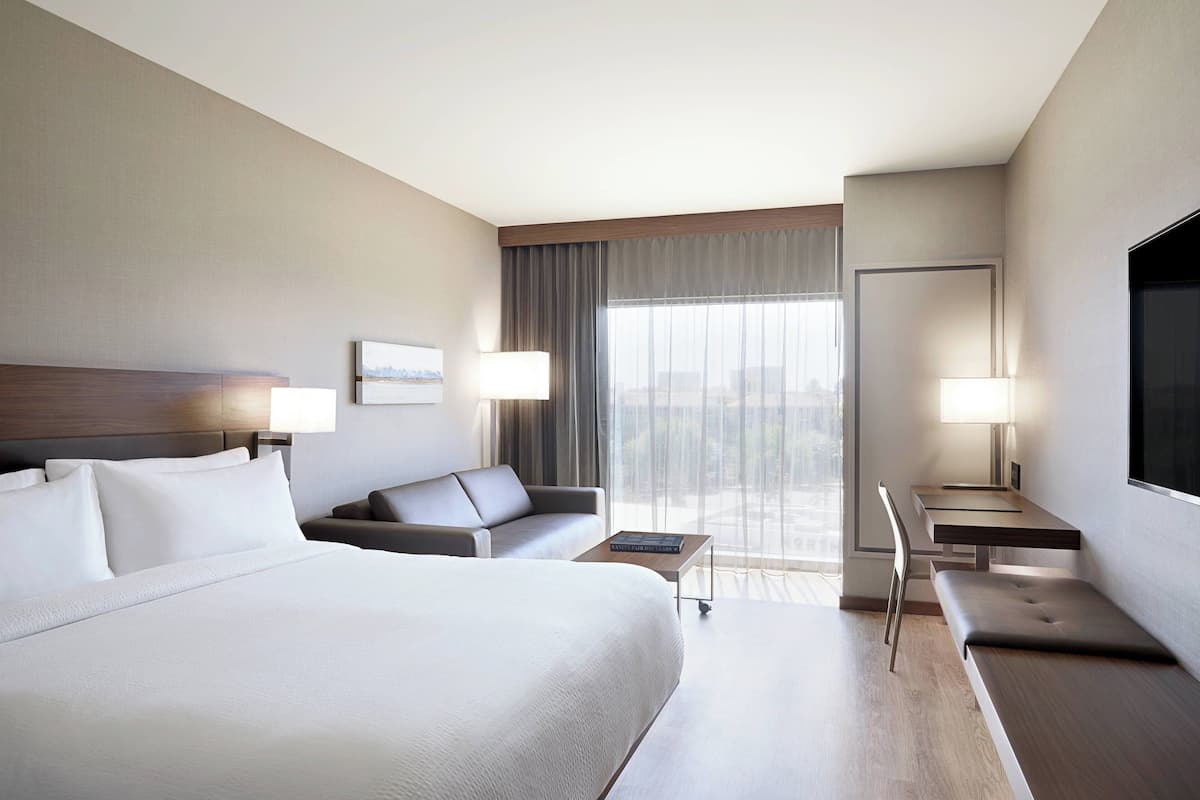 premium bedding, in-room safe, desk, laptop workspace