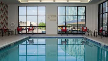 Piscine intérieure, chaises longues