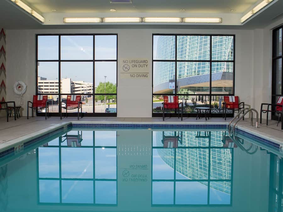 Indoor pool, sun loungers