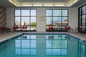 Una piscina techada, sillones reclinables de piscina