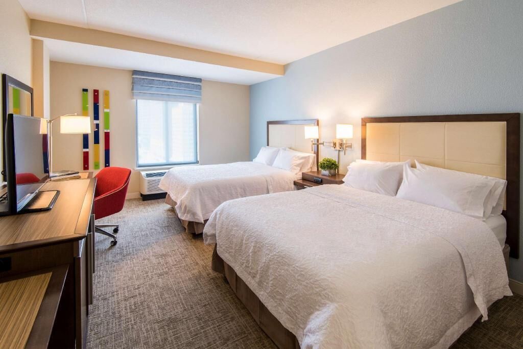 ستائر تعتيم ومكواة/لوح كي وأسرّة أطفال/رضّع (مجانًا)