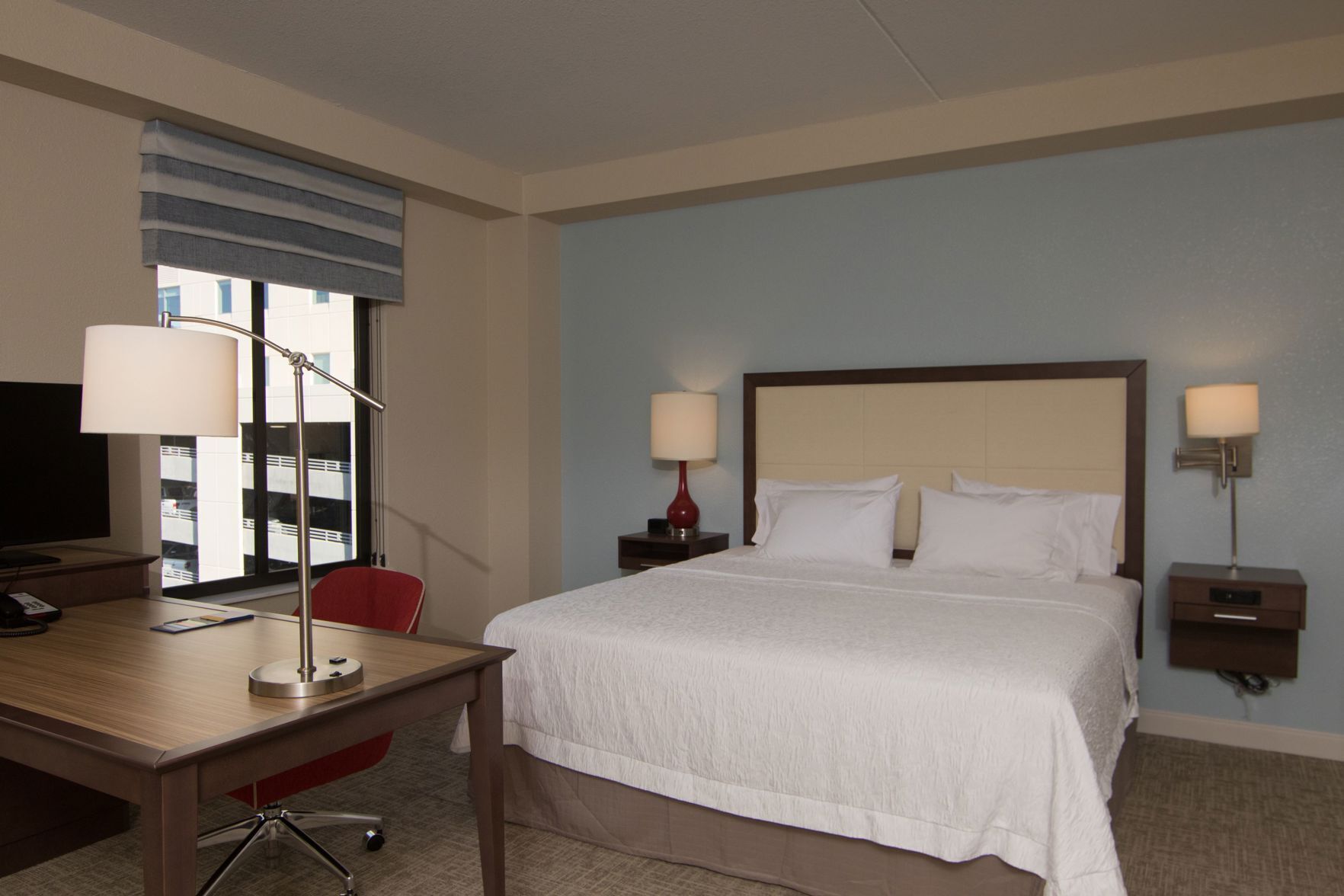 ستائر تعتيم ومكواة/لوح كي وأسرّة أطفال/رضّع (مجانًا)