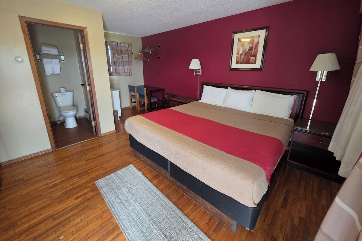 Standard Room, 1 King Bed | Premium bedding, desk, blackout drapes, WiFi (free)