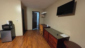 Habitación triple clásica | Área de sala de estar | Smart TV