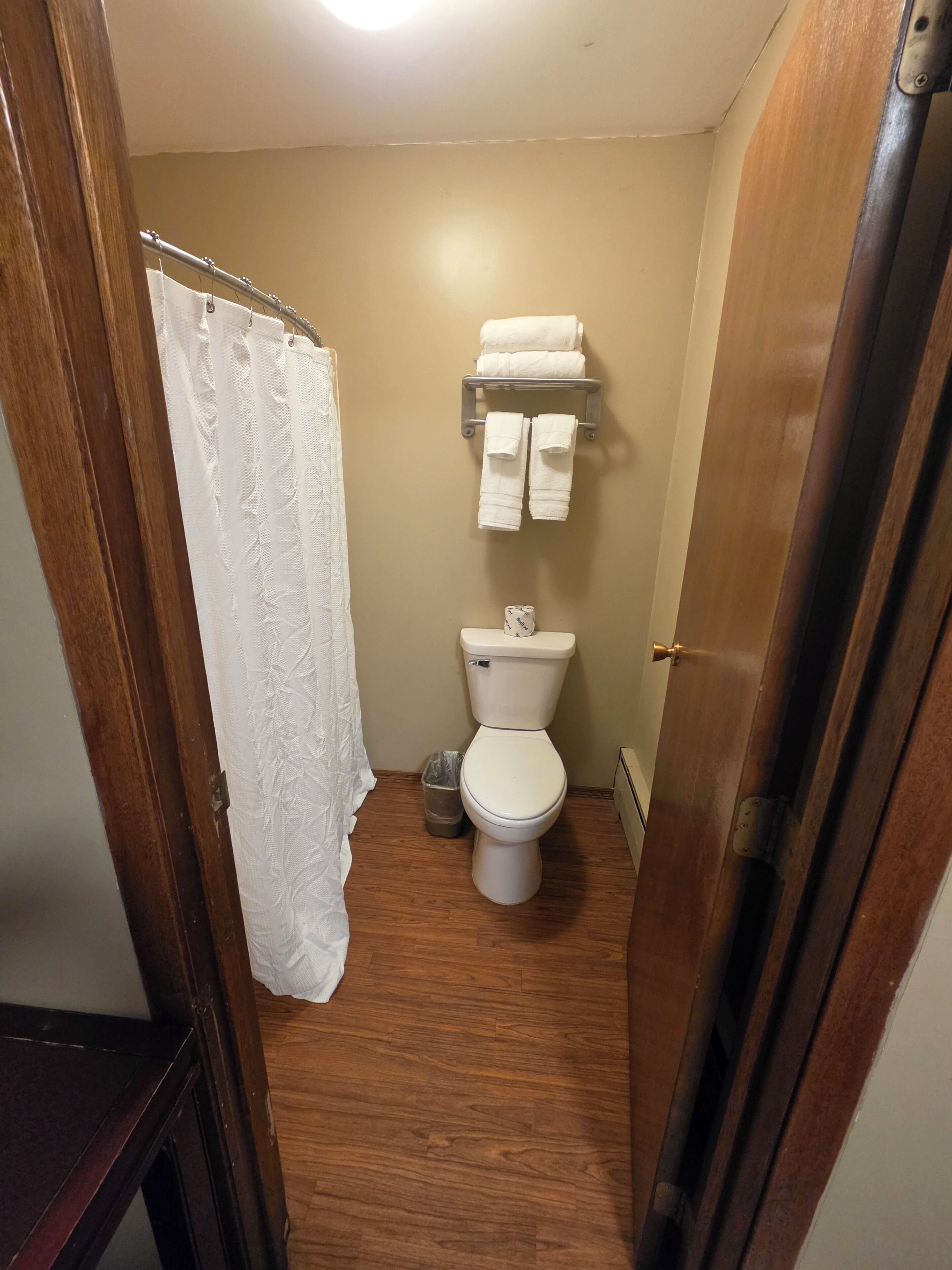 Quarto standard, 2 camas de casal | Banheiro | Chuveiro/banheira combinados, produtos de toalete grátis