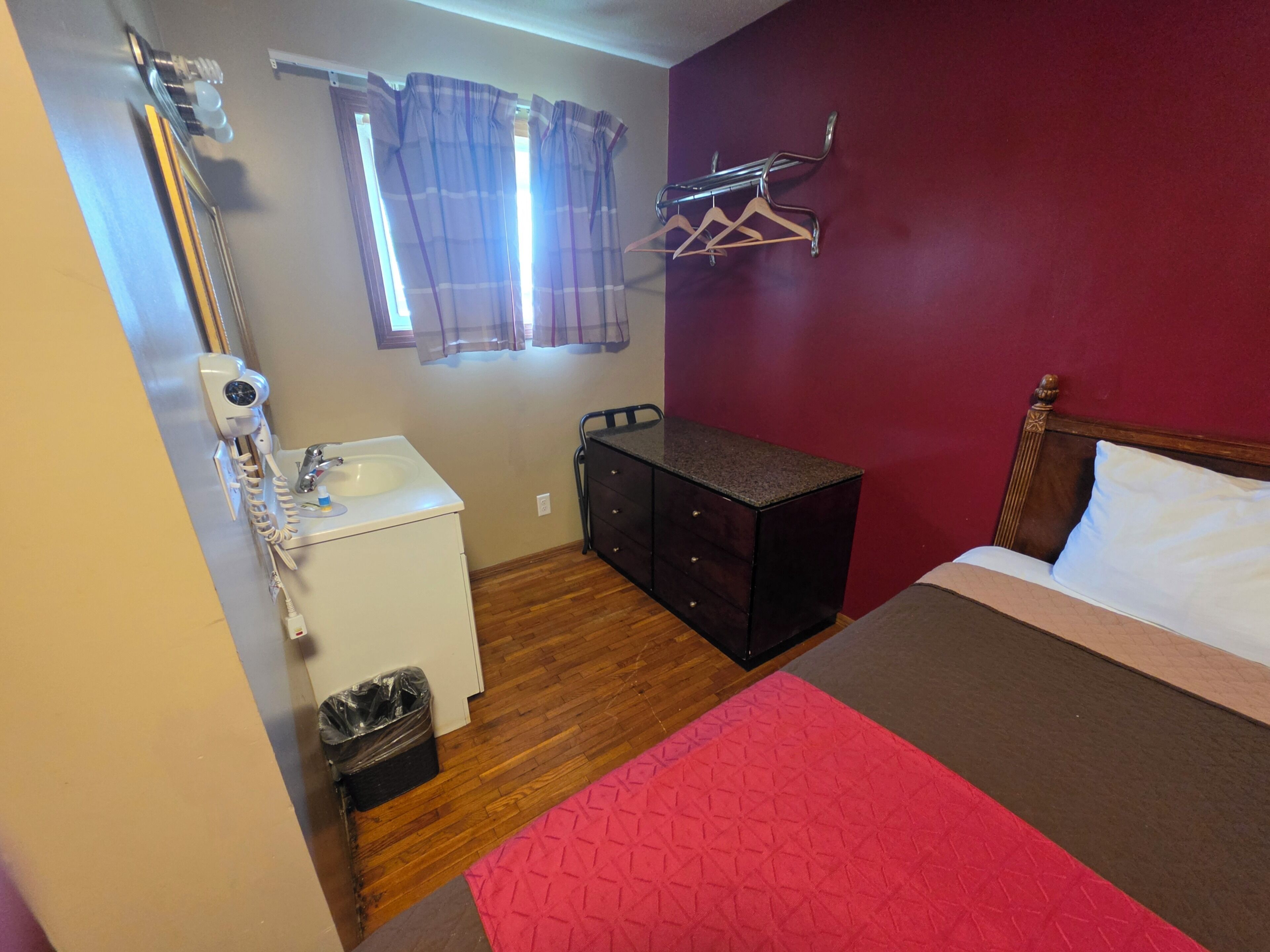 Standaard kamer, 2 tweepersoonsbedden | Woonruimte | Een smart-tv