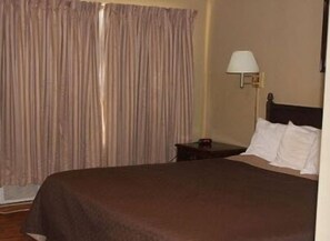 Literie de qualité supérieure, bureau, rideaux occultants, draps fournis