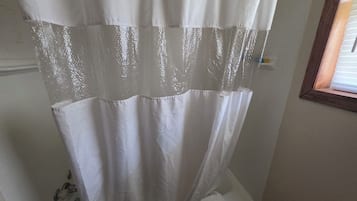 Classic Triple Room | Bathroom