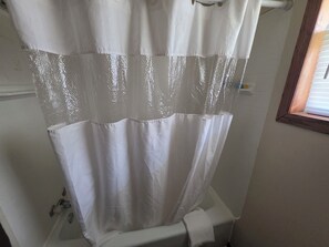 Classic Triple Room | Bathroom | Combined shower/tub, free toiletries, hair dryer, towels - Eastwood Inn Of Wadena (Wadena)