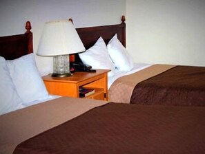 Literie de qualité supérieure, bureau, rideaux occultants, draps fournis