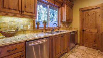 Family Apartment, 6 Bedrooms | Private kitchen | Fridge, microwave, coffee/tea maker