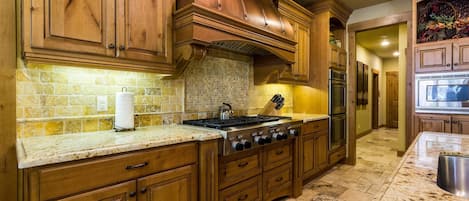 Family Apartment, 6 Bedrooms | Private kitchen | Fridge, microwave, coffee/tea maker