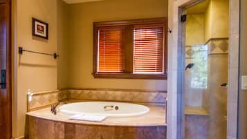 Family Apartment, 3 Bedrooms | Bathroom amenities | Hair dryer