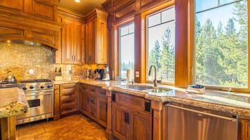 Family Apartment, 3 Bedrooms | Private kitchen | Fridge, microwave, oven, stovetop