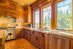 Family Apartment, 3 Bedrooms | Private kitchen | Fridge, microwave, oven, stovetop