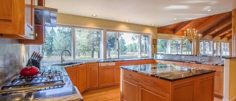 Family Apartment, 5 Bedrooms | Private kitchen