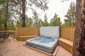 Family Apartment, 3 Bedrooms | Outdoor spa tub - Belknap 3 (Bend)