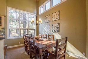 Family Apartment, 3 Bedrooms | In-room dining - Big Leaf 25 (Bend)