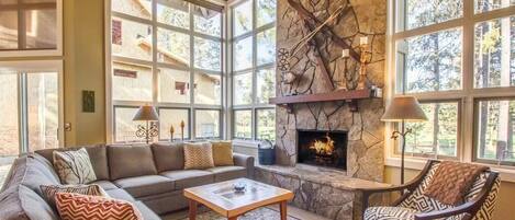 Apartamento familiar, 3 habitaciones | Sala de estar | Una televisión, un reproductor de DVD