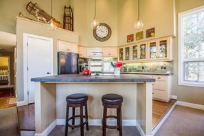 Family Apartment, 3 Bedrooms | Private kitchen | Fridge, microwave, oven, stovetop