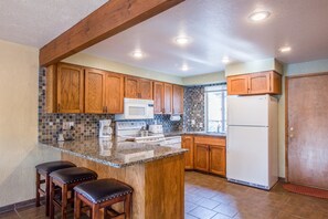 ファミリー アパートメント 3 ベッドルーム | 専用キッチン | 冷蔵庫、電子レンジ、オーブン、コンロ