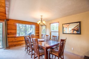 Family Apartment, 3 Bedrooms | In-room dining