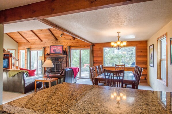 ファミリー アパートメント 3 ベッドルーム | 客室内のダイニングエリア