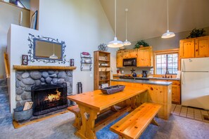 Family Apartment, 3 Bedrooms | In-room dining - Circle 4 Condo 23 (Bend)